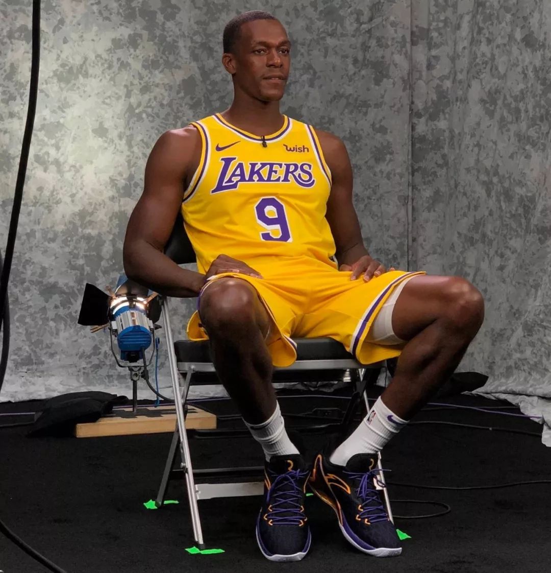 开云体育官网包含莱万多夫斯基遭遇二十持续失利，湖人教练压力巨大！赛场气氛高涨的词条